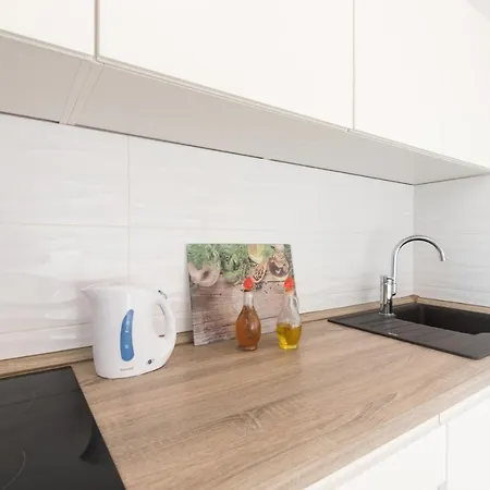 Two Bedroom, Great View, 5 Min Walk To City And Beach Apartman *