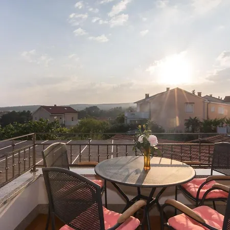 Two Bedroom, Great View, 5 Min Walk To City And Beach *