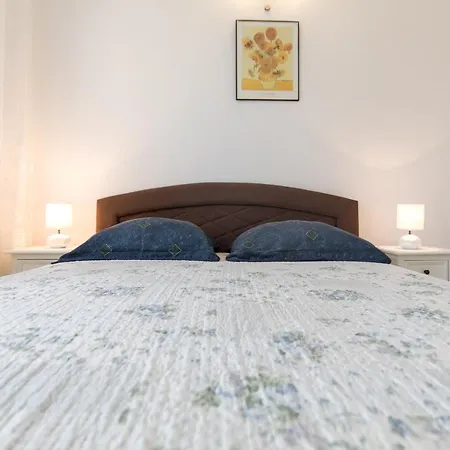 Apartman Two Bedroom, Great View, 5 Min Walk To City And Beach