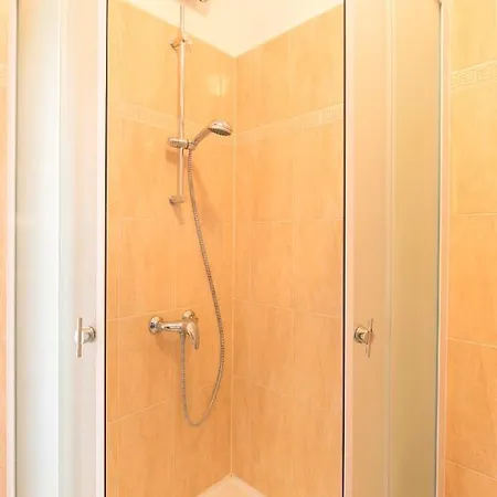 Two Bedroom, Great View, 5 Min Walk To City And Beach Apartman