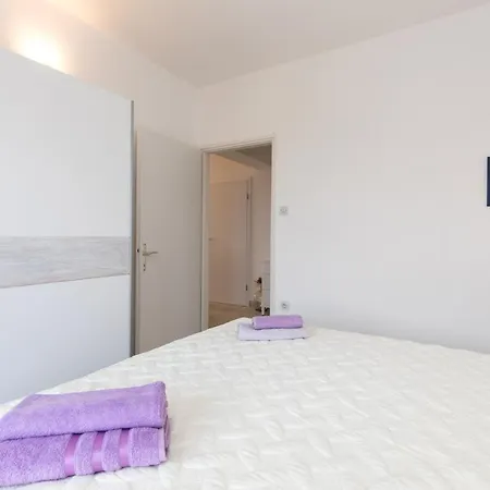 Two Bedroom, Great View, 5 Min Walk To City And Beach Apartman