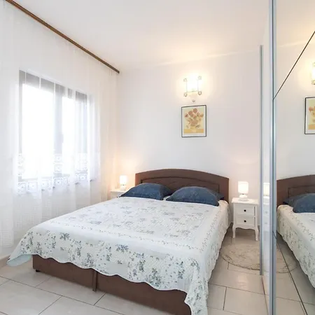 Apartman Two Bedroom, Great View, 5 Min Walk To City And Beach