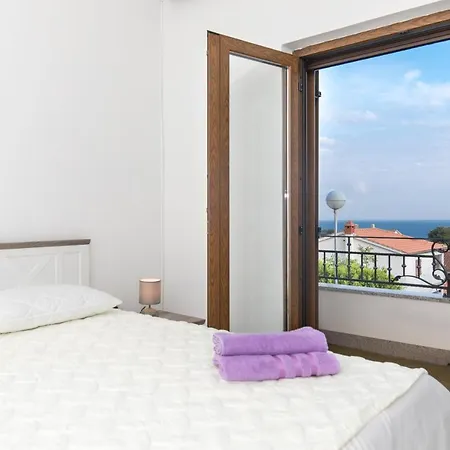 Two Bedroom, Great View, 5 Min Walk To City And Beach *