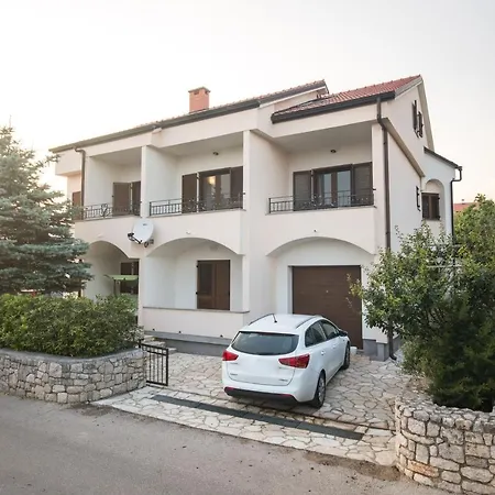 Apartman Two Bedroom, Great View, 5 Min Walk To City And Beach