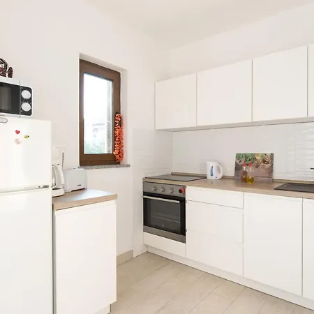 Apartman Two Bedroom, Great View, 5 Min Walk To City And Beach